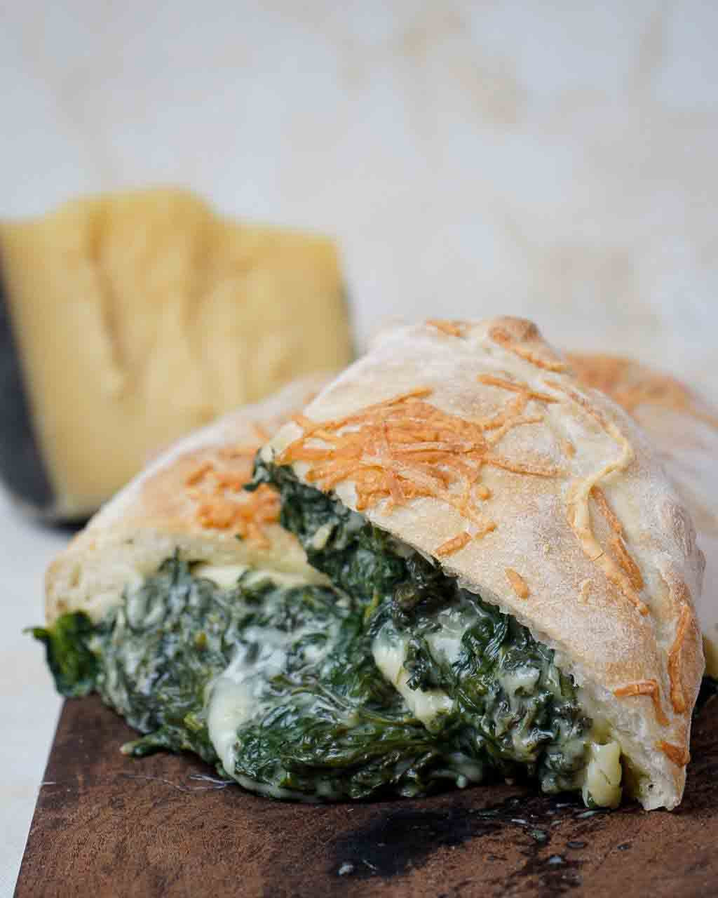 CALZONE DE ESPINACA Y QUESOS Cocineros Argentinos