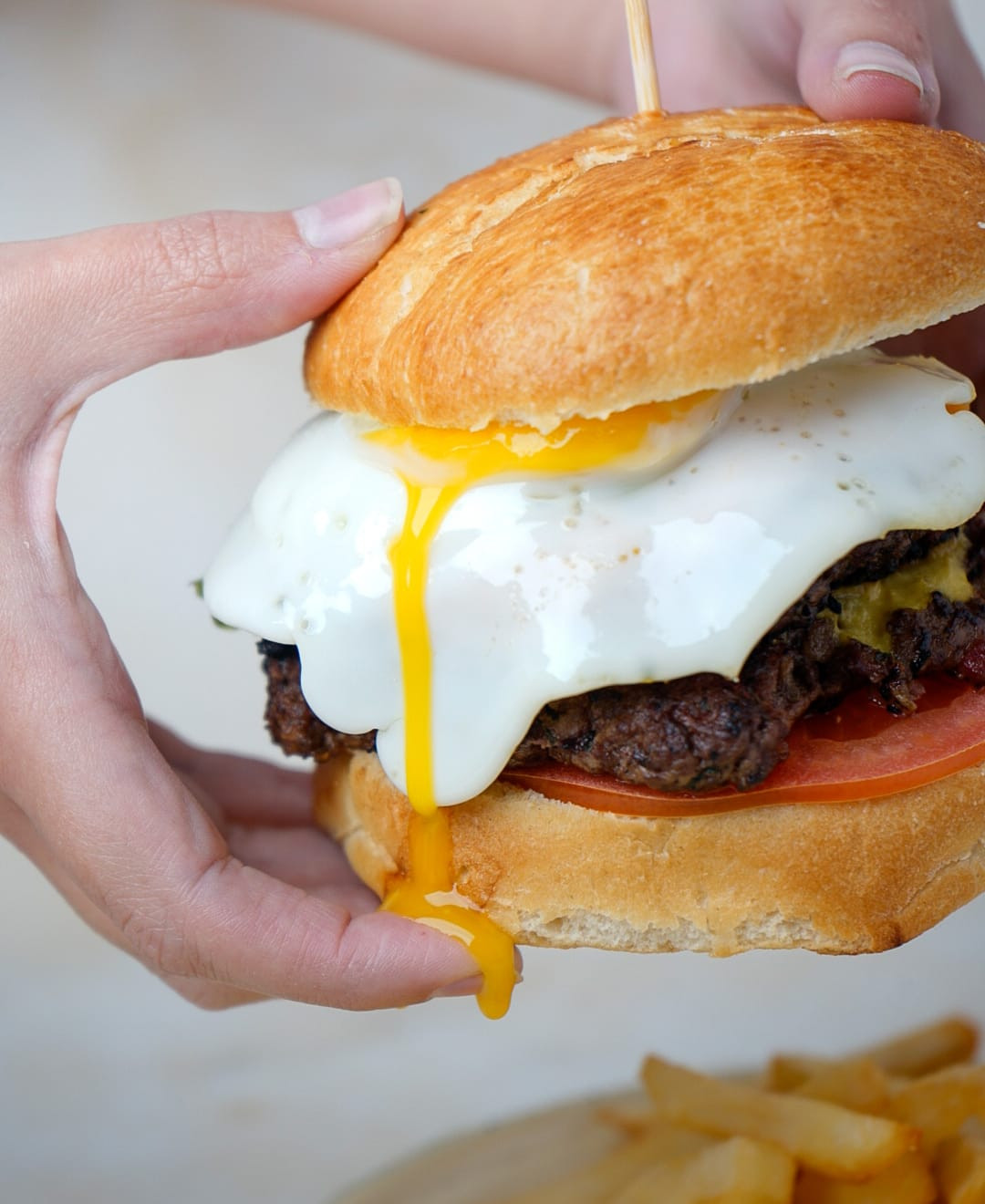 HAMBURGUESA CASERA CON SALSA DE PEPINILLOS - Cocineros Argentinos