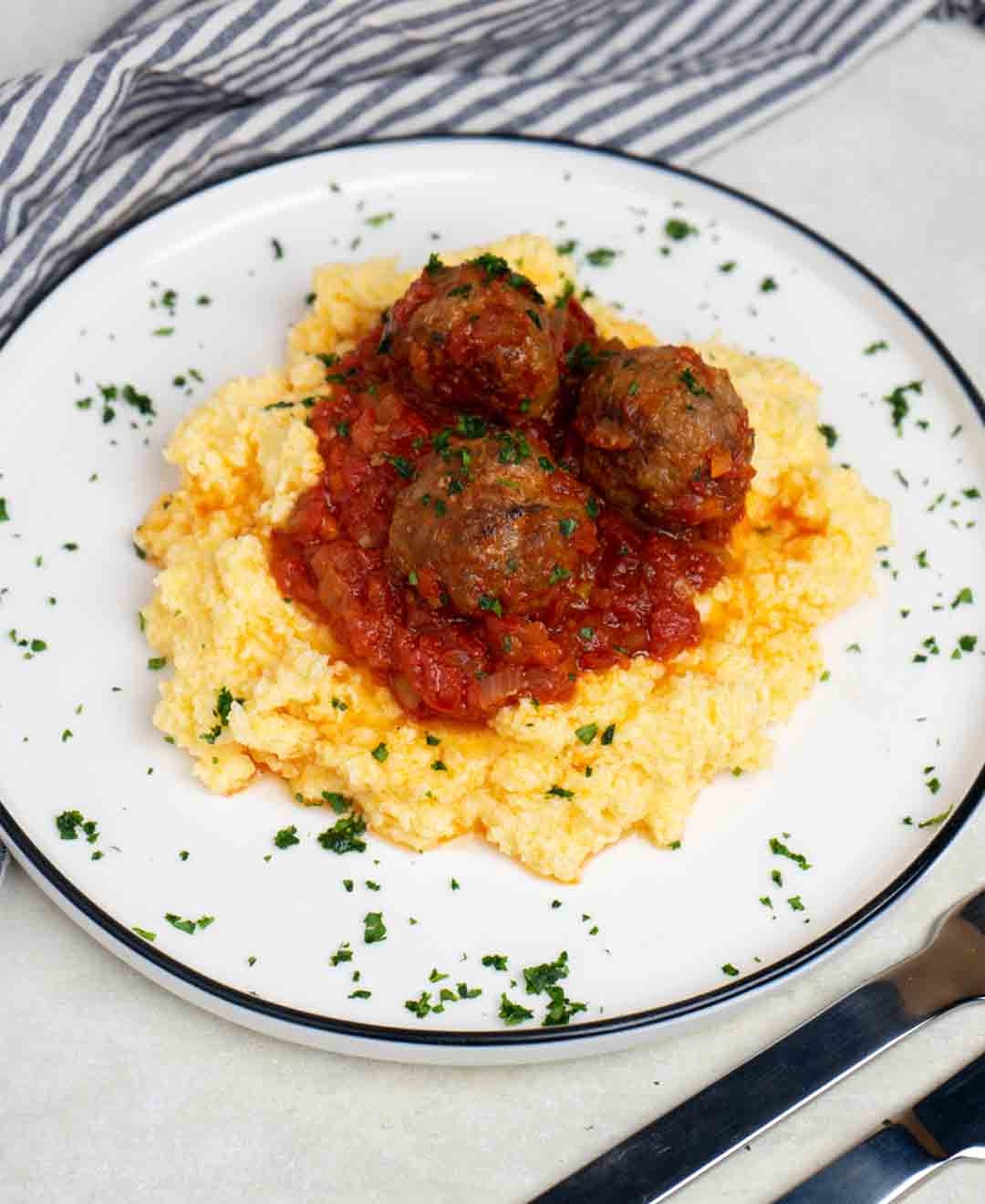 POLENTA CREMOSA CON ALBÓNDIGAS - Cocineros Argentinos