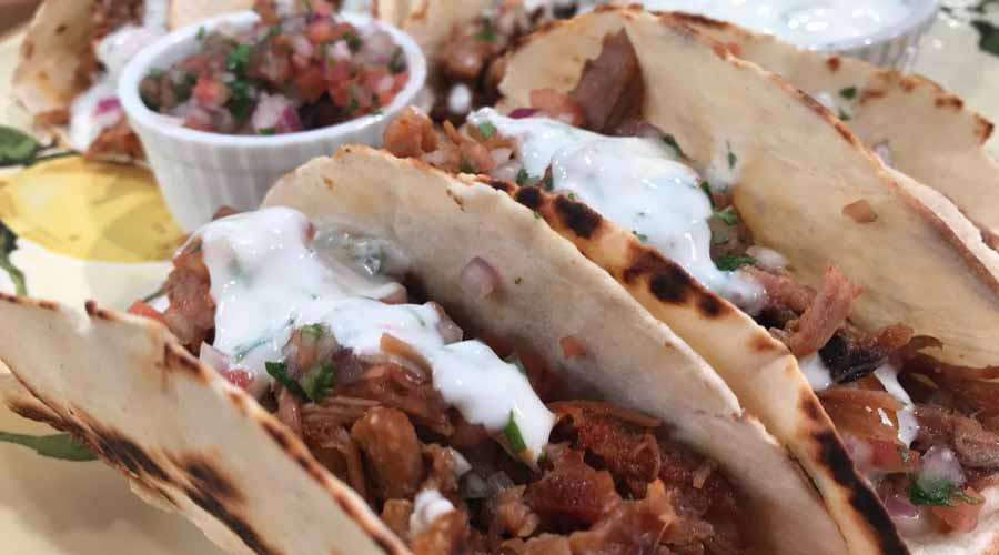 Tacos de bondiola marinada con salsa fresca y pico de gallo Cocineros