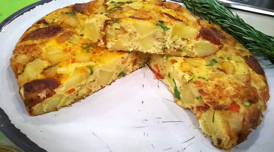 Tortilla de papa, chorizo colorado y vegetales gigante Cocineros