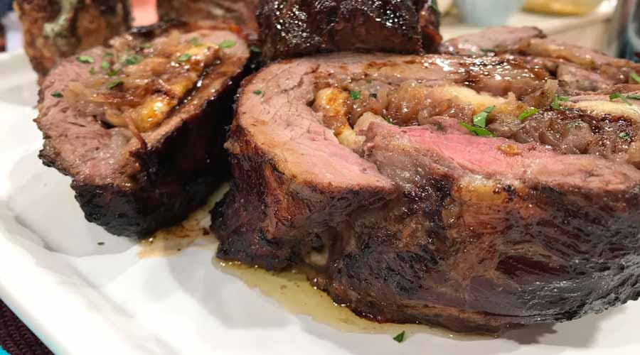 Vacío relleno con cebollas caramelizadas con papas rellenas de hongos ...