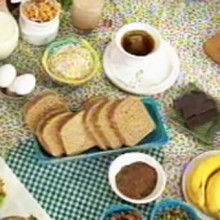 Alimentos para dormir mejor: Hummus casero y crumble de banana
