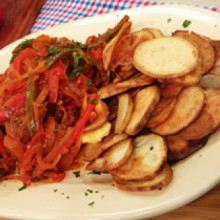 Bifes de cuadril a la portuguesa con batatas fritas