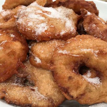 Buñuelos de manzana en masa de yogur