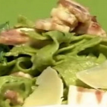 Delicia casera: Pappardelle verdes con salsa de queso y panceta.