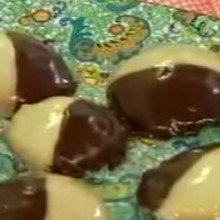 Distintas galletitas caseritas y dulces: Blanco-negro y rellenas de frutilla.