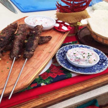 Kebab de vaca y cordero con salsa de yogur en pan pita