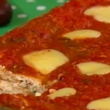 Lasaña de ricota, tomate y queso con salsa especial