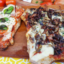 Matambre a la pizza picante con cubierta de hongos, panceta y huevos fritos