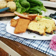 Milanesas de pencas, jamón y queso fritas con budín de papas