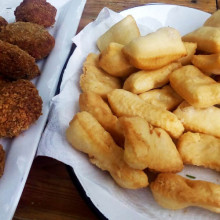 Pan frito, morcilla frita y tempura de vegetales