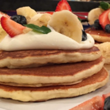 Pancakes frutales con dulce de leche y bananas al rhum