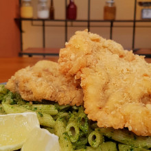 Milanesas con pasta y pesto