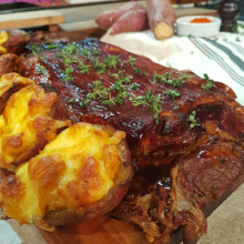 Pechito de cerdo con batatas rellenas