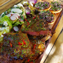 Bife de cuadril con chimi, berro y provoleta