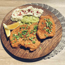 MILANESA DE CERDO CON PURÉ DE COLIFLOR Y SALSA DE PALTA