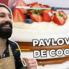 PAVLOVA DE COCO CON FRUTAS DE ESTACIÓN