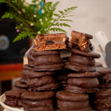 ALFAJORES DE CHOCOLATE, MANÍ Y AJO NEGRO