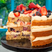 TORTA DE COCO, CHOCOLATE BLANCO Y FRAMBUESA