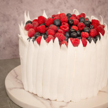 TORTA VERTICAL CON CREMA DE ARÁNDANOS