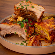 RIBS DE CERDO CON SALSA BARBACOA Y MIL HOJAS DE BATATA