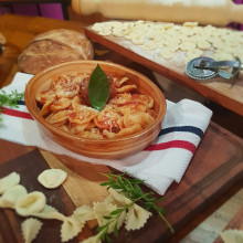 Orecchiette y moñitos con salsa de niños envueltos de carne