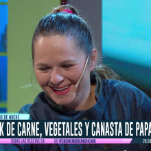 Salteado oriental sobre canasta de papas fritas