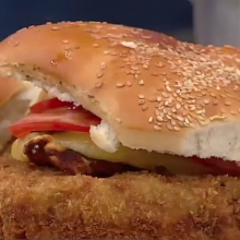 Sándwiches de hamburguesas fritas con provoleta por Fabio Alberti