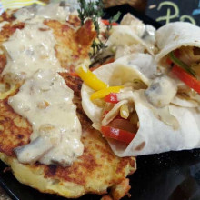 Tacos de pollo y verduras en pan alimonado con papas rosti