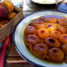 Tarta tatín de duraznos con caramelo de manteca