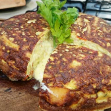 Tortilla de fideos reciclados con ensalada tibia caprese